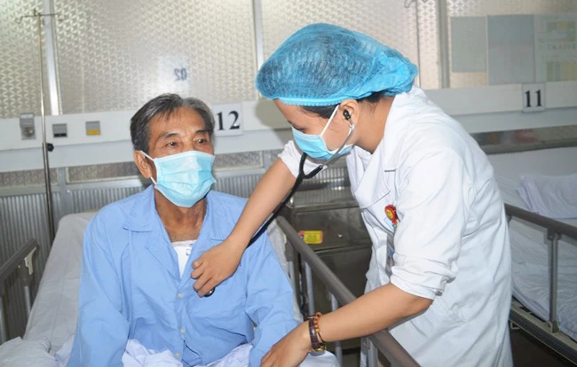 Bác sĩ chăm sóc cho bệnh nhân sau khi phẫu thuật thành công 