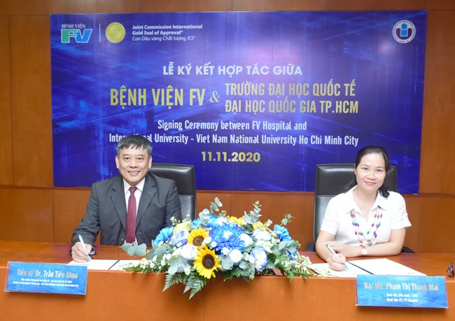 TS Trần Tiến Khoa, Hiệu trưởng Trường ĐH Quốc tế và bà Phạm Thị Thanh Mai - Giám đốc điều hành Bệnh viện FV ký kết thoả thuận hợp tác.