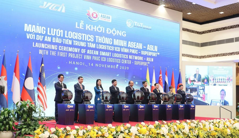 Thủ tướng Chính phủ Nguyễn Xuân Phúc và các đại diện bấm nút khởi động Mạng lưới Logistics thông minh ASEAN với dự án đầu tiên “Trung tâm Logistics ICD Vĩnh Phúc.