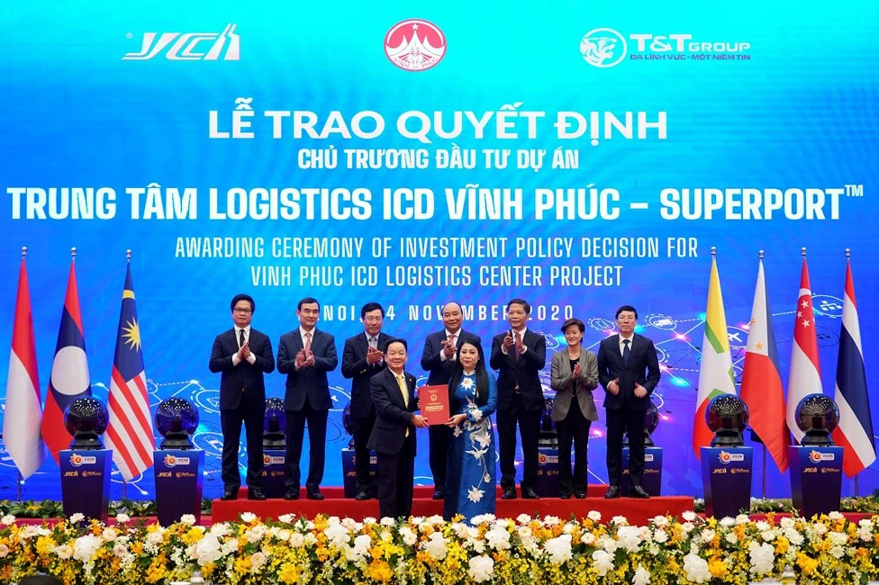 Ms. Hoang Thi Thuy Lan, secretary of People’s Committee of Vinh Phuc Province, handing project to Vinh Phuc ICD Logistics Center representative, Mr. Do Quang Hien.