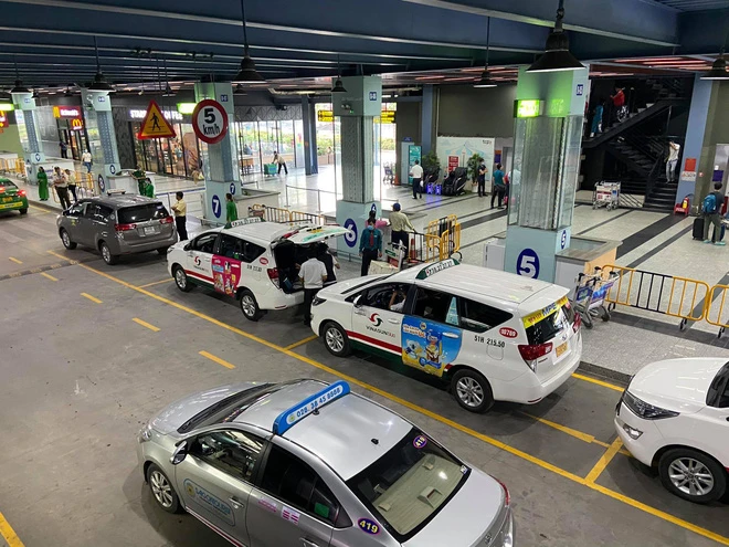 Sân bay Tân Sơn Nhất: Phải sắp xếp khu vực taxi và xe công nghệ hợp lý