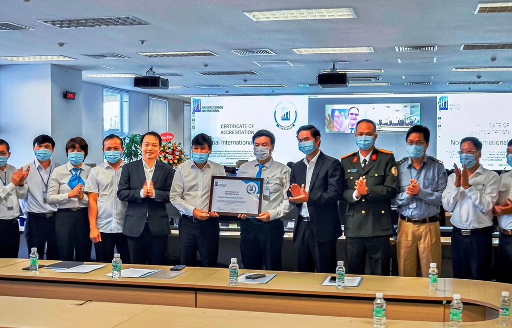 Cảng hàng không quốc tế Nội Bài được trao Chứng chỉ trong việc đảm bảo quy trình an toàn chống dịch trong hoạt động khai thác tại sân bay. (Ảnh: Phan Công/Vietnam+)