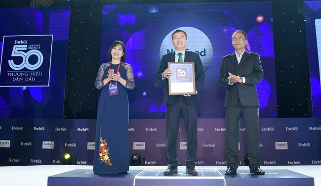 Bác sĩ Mai Thanh Việt – Giám đốc Tiếp thị Cấp cao đại diện Nutifood nhận giải thưởng 50 thương hiệu dẫn đầu