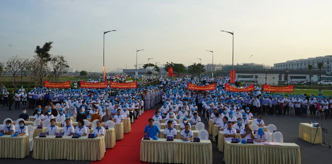 Hơn 2.000 người đã tham dự “Đi bộ đồng hành - vì người nghèo” tại Van Phuc City