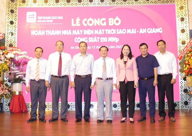Lãnh đạo tỉnh An Giang cùng lãnh đạo Tập đoàn Sao Mai chính thức công bố hoàn thành Nhà máy điện mặt trời Sao Mai - An Giang hơn 6.000 tỷ đồng.