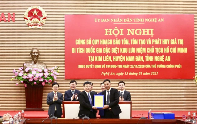 Ông Nguyễn Anh Tuấn, Phó Tổng Giám đốc Tập đoàn T&T Group (bên phải) bàn giao hồ sơ quy hoạch cho ông Bùi Đình Long, Phó Chủ tịch UBND tỉnh Nghệ An.