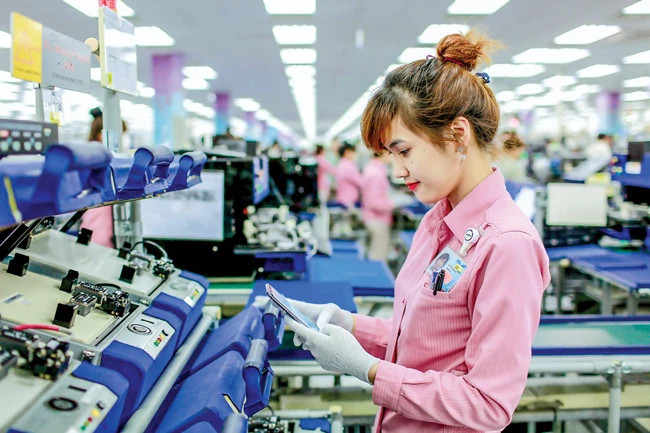 Công nhân làm việc tại Nhà máy Samsung Thái Nguyên. Ảnh: VIẾT CHUNG