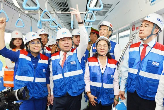 Chủ tịch UBND TPHCM Nguyễn Thành Phong cùng các đồng chí lãnh đạo TPHCM trải nghiệm toa tàu đầu tiên của tuyến Metro số 1. Ảnh: VIỆT DŨNG