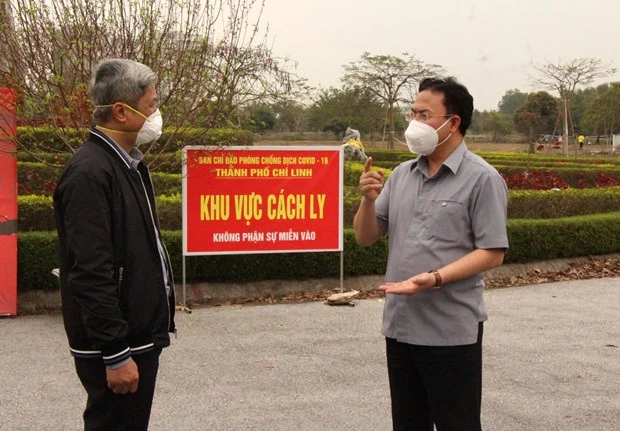 Thứ trưởng Bộ Y tế Nguyễn Trường Sơn kiểm tra tại khu cách ly và Bệnh viện dã chiến số 3 tại Đại học Sao Đỏ cơ sở 2 ở thành phố Chí Linh(Ảnh: PV/Vietnam+)