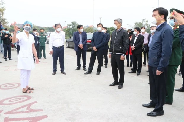 Thứ trưởng Bộ Y tế Nguyễn Trường Sơn kiểm tra công tác phòng chống dịch tại huyện Cẩm Giàng. (Ảnh: Mạnh Minh/TTXVN)