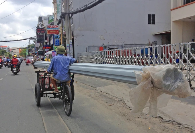 Xe ga gác chở tôn cồng kềnh trên đường Phan Văn Trị, quận Gò Vấp, năm 2020. Ảnh: Gia Minh.