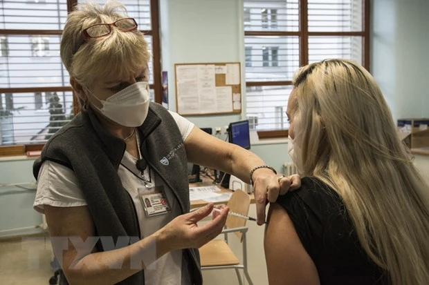 Tiêm vắcxin ngừa COVID-19 cho người dân tại Prague, CH Séc. (Ảnh: AFP/TTXVN)