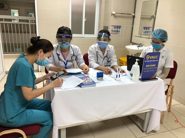 Tiêm chủng vaccine phòng COVID-19 đợt 1 tại điểm tiêm Bệnh viện Thanh Nhàn. (Ảnh: PV/Vietnam+)