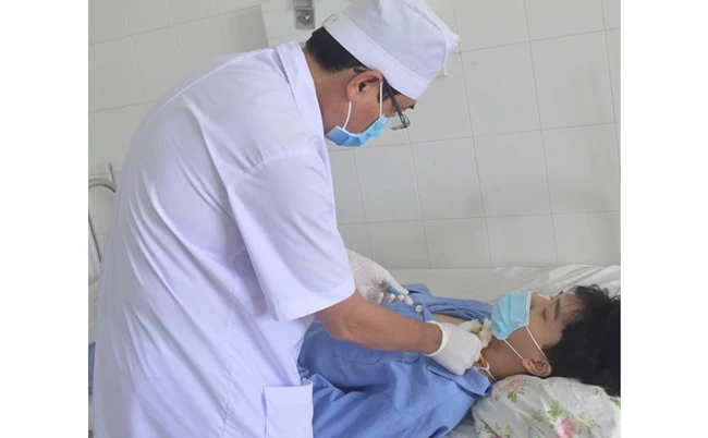 Các bác sĩ chăm sóc cho nạn nhân sau khi phẫu thuật thành công
