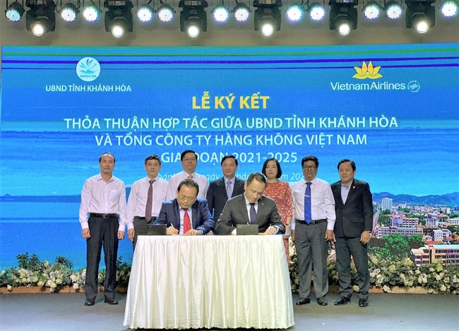 Ông Lê Hữu Hoàng - Uỷ viên Ban Thường vụ Tỉnh uỷ, Phó Chủ tịch thường trực UBND tỉnh Khánh Hòa (trái) và ông Lê Hồng Hà - Tổng giám đốc Vietnam Airlines (phải) đại diện hai bên ký kết thỏa thuận hợp tác.