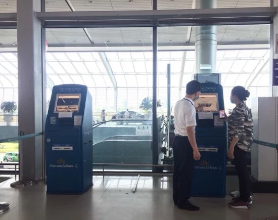 Vietnam Airlines triển khai dịch vụ kiosk check-in tại sân bay Cát Bi 