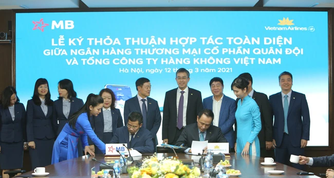 Ông Lê Hồng Hà, Tổng Giám đốc Vietnam Airlines (phải) và Ông Lưu Trung Thái, Phó Chủ tịch HĐQT, Tổng Giám đốc Ngân hàng TMCP Quân Đội (trái) kí kết thỏa thuận hợp tác toàn diện trước sự chứng kiến của Lãnh đạo hai bên. 