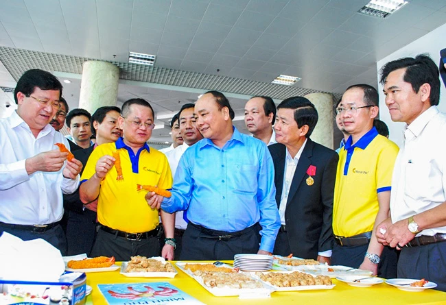 Thủ tướng Nguyễn Xuân Phúc trong chuyến về thăm Tập đoàn thủy sản Minh Phú.