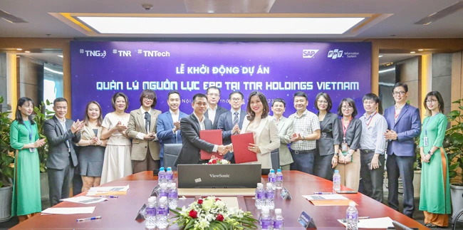 Bà Phạm Thị Vân Hà – Chủ tịch HĐQT TNR Holdings Vietnam và ông Đinh Tiên Hoàng – TGĐ khối Dịch vụ ERP, Công ty Hệ thống thông tin FPT ký kết hợp tác