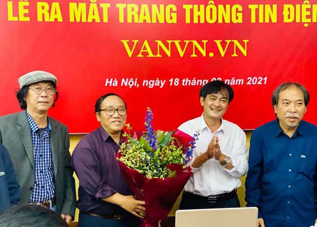 Nhà thơ Nguyễn Quang Thiều và nhà thơ Phan Hoàng tặng hoa cảm ơn nhà thơ Trần Đăng Khoa, nhà thơ Nguyễn Việt Chiến và Ban Biên tập website khóa IX.