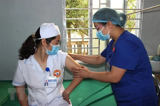 Kiểm tra các phản ứng sau khi tiêm vaccine phòng COVID-19 tại huyện Xín Mần (Hà Giang). (Ảnh: Văn Long/TTXVN phát)
