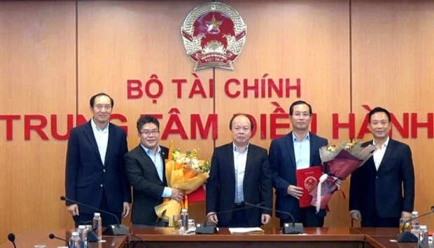 Thứ trưởng Huỳnh Quang Hải đã trao các Quyết định điều động bổ nhiệm cho các chức danh Chủ tịch và Tổng giám đốc Sở giao dịch chứng khoán Việt Nam. (Ảnh: vneconomy.vn)