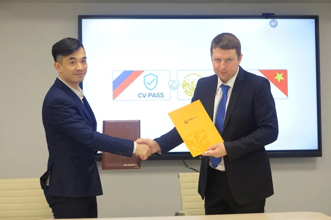 Mr. Nguyen Huy Hung Viet, General Director of T&T Russia Company Ltd (left) and Mr. Andrey Kolmogorov, General Director of CV-PASS (right) at signing of MoU.