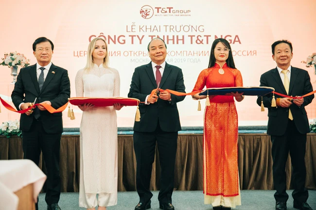 Thủ tướng Chính phủ Nguyễn Xuân Phúc, Phó Thủ tướng Chính phủ Trịnh Đình Dũng, cùng Chủ tịch HĐQT kiêm Tổng giám đốc Tập đoàn T&T Group Đỗ Quang Hiển, cắt băng khai trương Công ty T&T Nga vào ngày 22-5-2019.