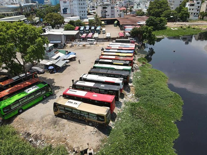 Toàn cảnh lấn chiếm sông Bình Triệu của 2 bãi xe 391 và 397 Đinh Bộ Lĩnh, P.26, Q.Bình Thạnh, TP.HCM