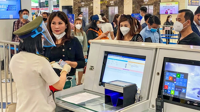 Hàng không siết chặt kiểm tra y tế tại các sân bay.