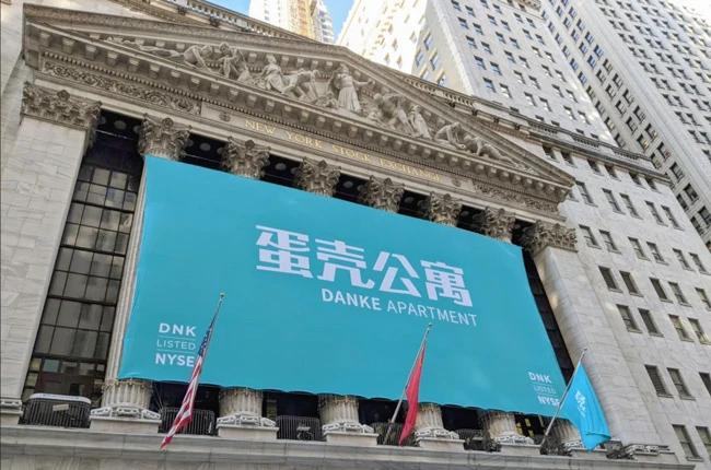 Biểu ngữ trên Tòa nhà của Sở Giao dịch Chứng khoán New York kỷ niệm IPO của công ty cho thuê nhà ở trực tuyến của Trung Quốc Danke vào 17-1-2020. Ảnh: Handout