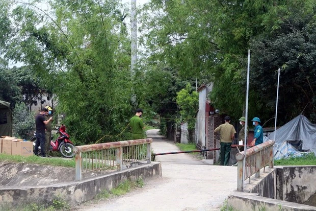 Lập chốt kiểm soát dịch bệnh tại thôn Nội Đọ, xã Bắc Lý, huyện Lý Nhân. (Ảnh: Đại Nghĩa/TTXVN)