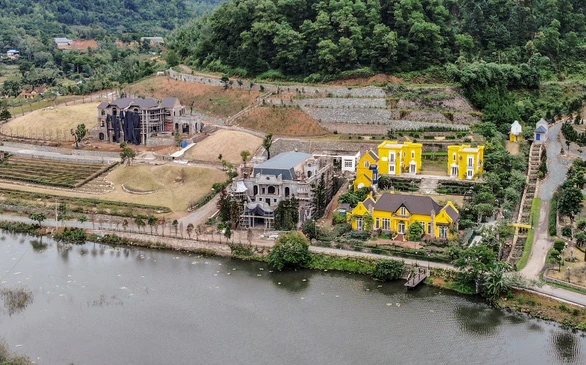 Nhiều công trình "biệt phủ" xây dựng vi phạm tại khu vực hồ Đồng Đò, Minh Trí, Sóc Sơn năm 2019 - Ảnh: NAM TRẦN