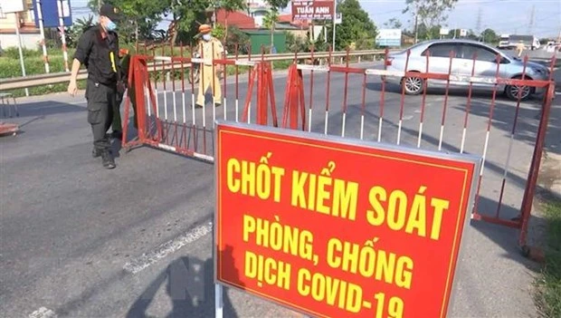 Lực lượng chức năng chốt tại cửa ngõ ra vào trên địa bàn huyện Thuận Thành. (Ảnh: Đinh Văn Nhiều/TTXVN)