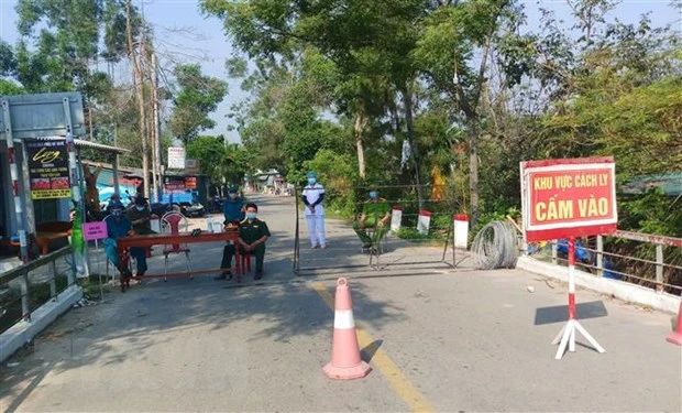Lực lượng chức năng chốt chăn tại xã Phong Hòa, huyện Phong Điền, Thừa Thiên-Huế. (Ảnh: Tường Vi/TTXVN)