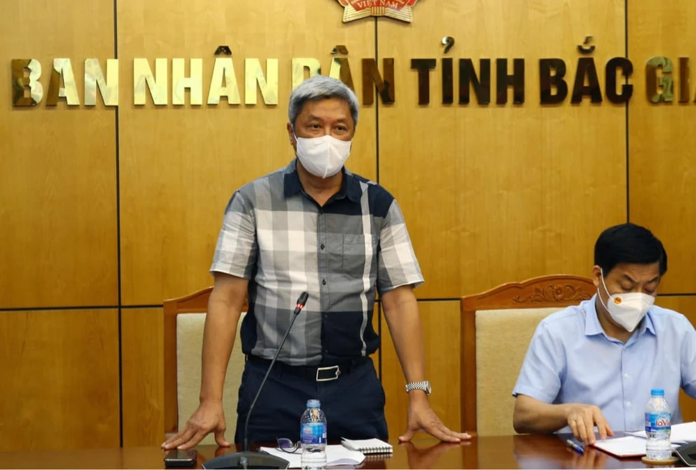 Thứ trưởng Bộ Y tế Nguyễn Trường Sơn và Thường trực Tỉnh ủy Bắc Giang làm việc với BCĐ phòng, chống dịch COVID- 19 của tỉnh. (ảnh: Đức Duy)