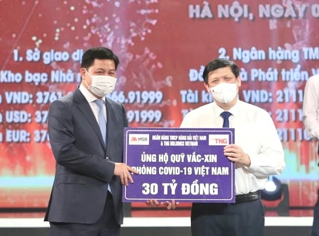 Đại diện Tập đoàn TNG Holdings Vietnam và MSB ủng hộ 30 tỷ cho Quỹ vắc xin phòng chống Covid-19