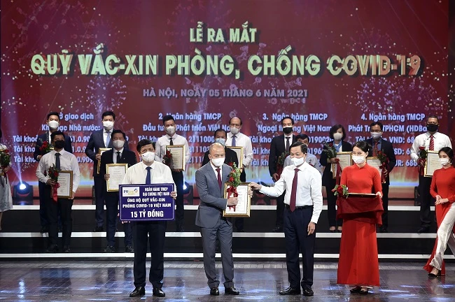 Ông Nguyễn Anh Tuấn, Phó Tổng Giám đốc - đại diện PVcomBank trao tặng 15 tỷ đồng cho quỹ