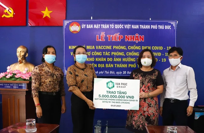 Đại diện Tập đoàn Vạn Phúc trao bảng tượng trưng 5 tỷ đồng ủng hộ Quỹ Phòng chống Covid-19 cho MTTQ Việt Nam TP Thủ Đức.