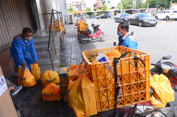 Nhân viên một siêu thị ở quận Gò Vấp, TP.HCM chuẩn bị giao hàng tại nhà cho khách - Ảnh: QUANG ĐỊNH