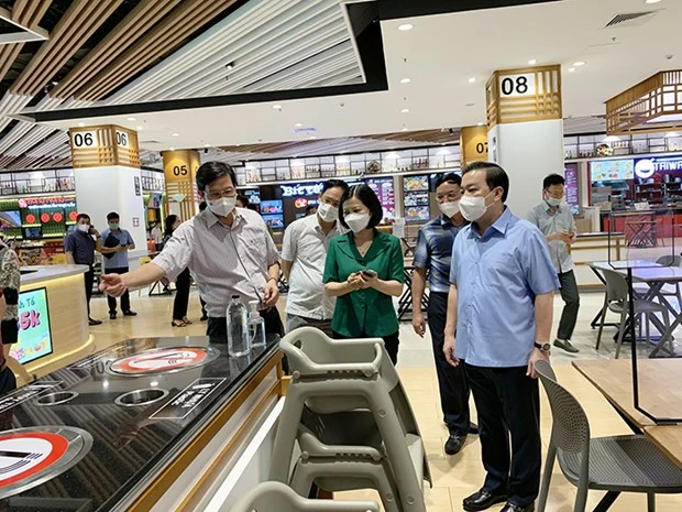 Phó Chủ tịch UBND thành phố Hà Nội Chử Xuân Dũng kiểm tra thực tế tại Trung tâm thương mại Aeon Mall Long Biên. (Nguồn: Hanoi.gov.vn)