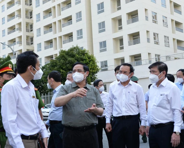 Thủ tướng Phạm Minh Chính thăm và chỉ đạo chống dịch tại Bệnh viện dã chiến thu dung số 3 TP.HCM - Ảnh: TỰ TRUNG