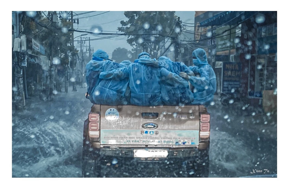 Hình ảnh các chiến sĩ áo xanh ôm nhau hơn 1 giờ dưới mưa khiến cư dân mạng nghẹn ngào