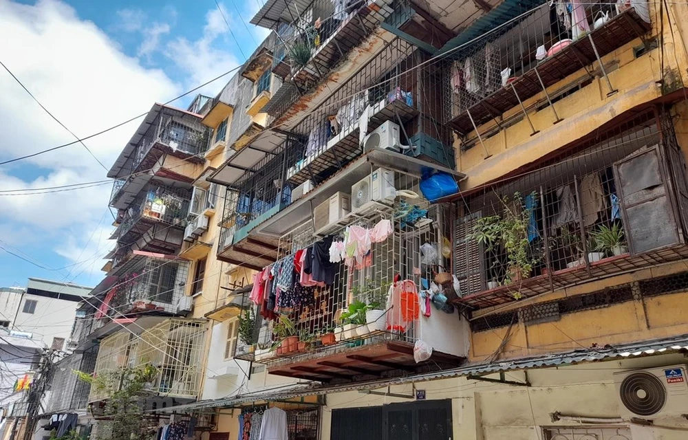 Qua 45 năm tồn tại, đến nay nhiều dãy nhà chung cư cũ 60 Thổ Quan đã xuống cấp với mức độ nguy hiểm được Sở Xây dựng Hà Nội xác định ở cấp B và C. (Ảnh: Hùng Võ/Vietnam+)