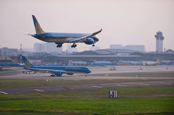 Máy bay hạ và chờ cất cánh tại sân bay Tân Sơn Nhất (TP.HCM) - Ảnh: QUANG ĐỊNH