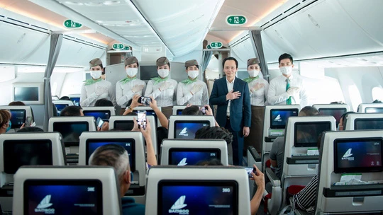 Lãnh đạo Bamboo Airways tặng quà hành khách trước thềm Quốc khánh 2-9