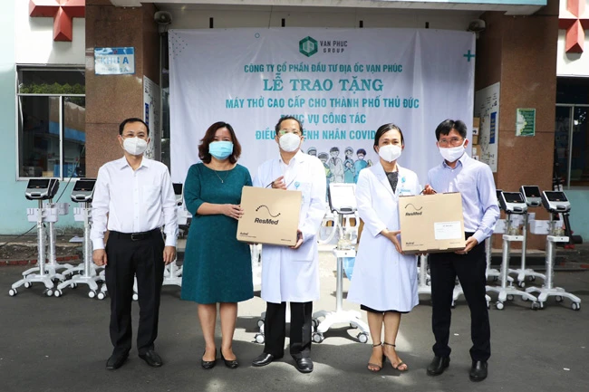 Đại diện Van Phuc Group trao tặng 26 máy thở cho Bệnh viện TP Thủ Đức và Bệnh viện Lê Văn Thịnh