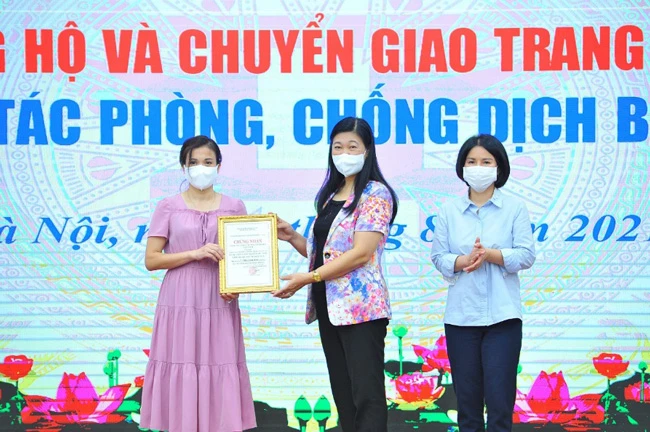 Đại diện Công Ty Cổ Phần Đầu Tư TNG Holdings Vietnam trao tặng Thành phố Hà Nội hệ thống xét nghiệm PCR