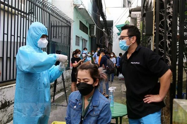 Sở Y tế Thành phố Hồ Chí Minh tổ chức hướng dẫn cho người dân tự lấy mẫu xét nghiệm COVID-19 bằng test nhanh kháng nguyên virus SARS-CoV-2 tại hẻm 466 đường Lê Văn Sỹ, phường 14, Quận 3. (Ảnh: Thanh Vũ/TTXVN)