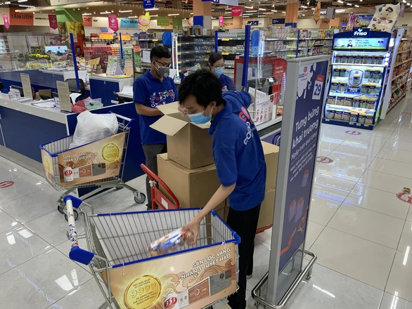 Nhu cầu mua hàng của người dân tăng cao nên nhiều siêu thị phải khẩn trương soạn, bán hàng trong ngày 24-8 - Ảnh: C.M.